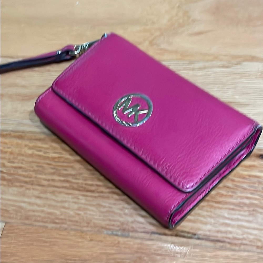 Michael Kors Pink Leather Wallet Sleek Design